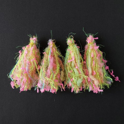 1点のみ「引き揃え糸 タッセル(8)」素材糸　パーツ　手染め糸　ピンク