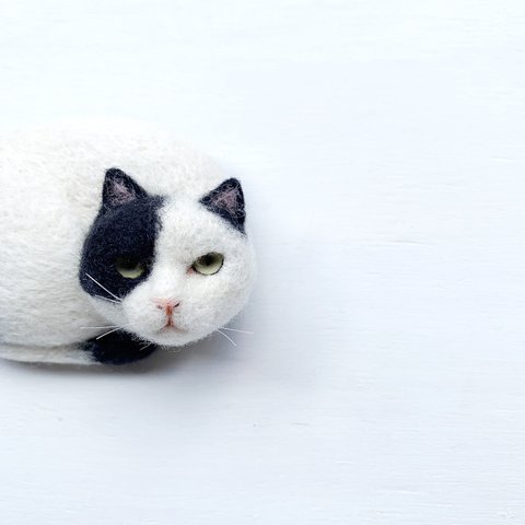 まるまる猫ブローチ - 白黒ぶち猫 -