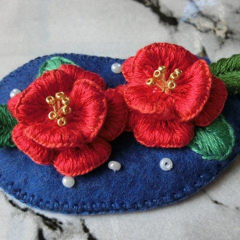 お花のブローチ　ツバキ椿　横型　紺色　　　　　　立体刺繡・手刺繍