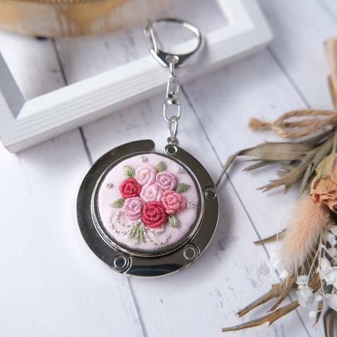 薔薇の花束刺繍のバックハンガー（ピンク）