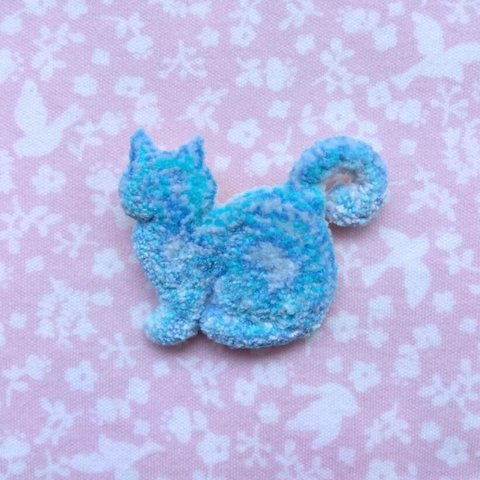 猫のシルエット　刺繍ブローチ　水色