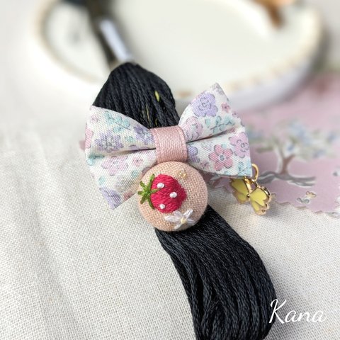 ひと粒いちごの 刺繍ヘアゴム            手刺繍 苺