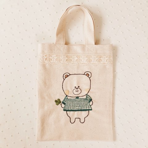 刺繍手提げバッグ 「くまさんと四つ葉」