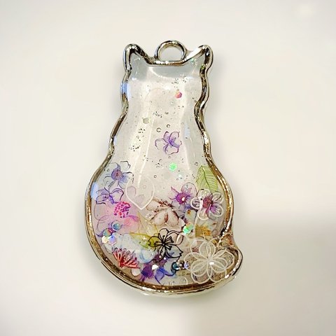 降り積もる花猫キーホルダー