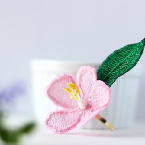 桜色カリンの立体刺繡ポニーフック