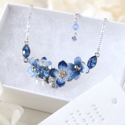 青い紫陽花ときらめくbijouのネックレス　　花、ギフト