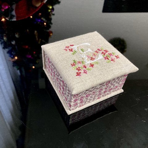 イニシャル手刺繍box『E』