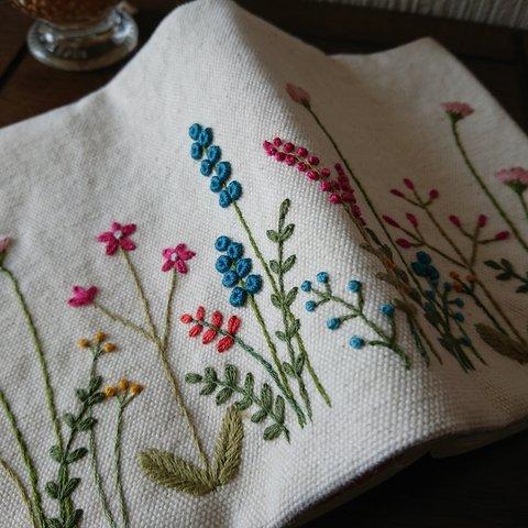 カラフルな花の庭刺繍文庫本サイズのブックカバー　8号帆布