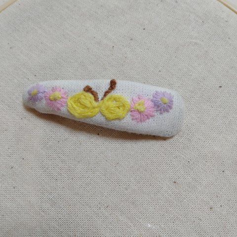 刺繍。蝶々とお花のヘアピン