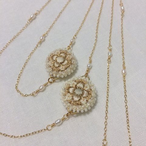 「刺繍ジュエリーのロングネックレス（淡水パール）」