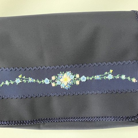撥水濃紺ナイロン 刺繍のショルダーバッグ～花とつた～