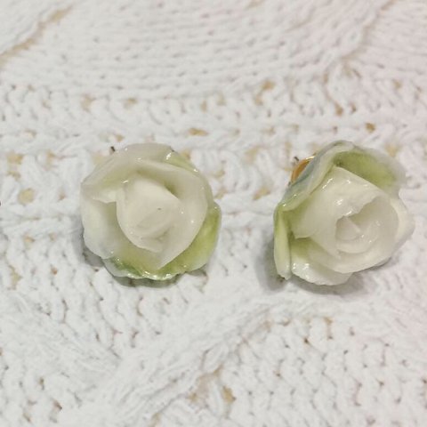 薔薇のピアス（白）