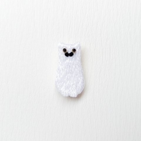 猫の刺繍ブローチ  佇む白猫 黒ひげ模様    Embroidery brooch  Cat