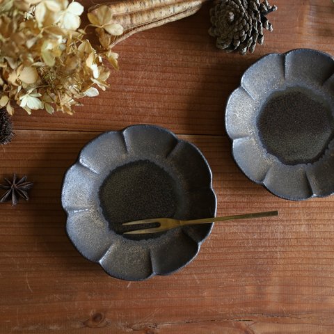豆皿　花　アンティークゴールド系と茶黒　金属のような風合い　陶器