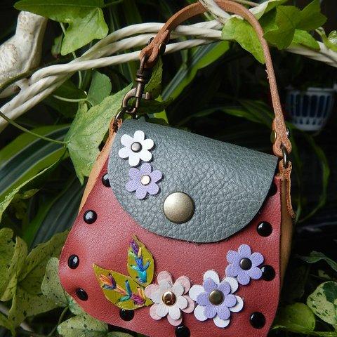 レザーあめちゃん入れ　灰色のふた　淡いお花と刺繍の葉