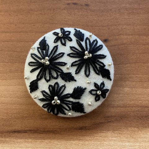 ビーズ刺繍くるみボタン（ヘアゴム/ブローチ）