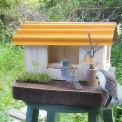 お家型鳥のエサ箱　餌台　バードフィダー