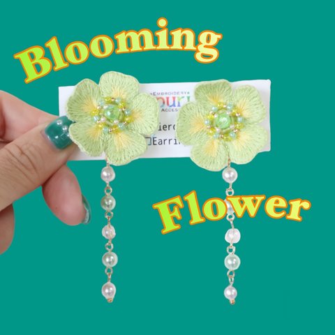 Blooming Flower『light green×light yellow』earring ｜刺繍アクセサリー｜立体刺繍