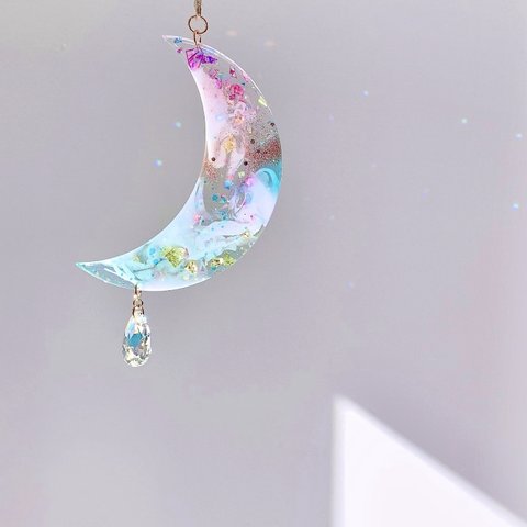 パステルレジンとヨーロッパ製クリスタルペンダントのサンキャッチャー -Pastel color marble moon S-