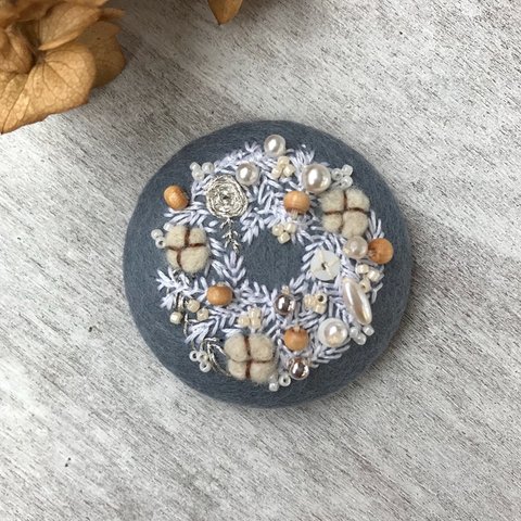 刺繍のブローチ クリスマスリース