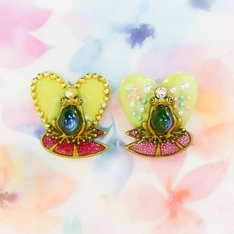 【プリンス&プリンセス】ぽっこりお腹の カエルの王子様とお姫様　 ハート の ピアス イヤリング 蛙 陶器 タイル  生き物 動物　パステルカラー