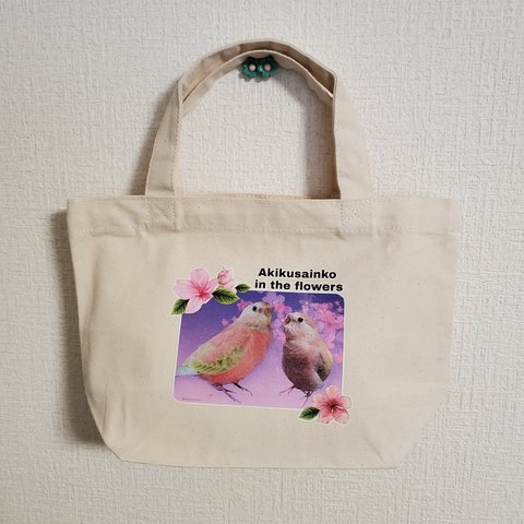 お花畑のアキクサインコトートバッグ