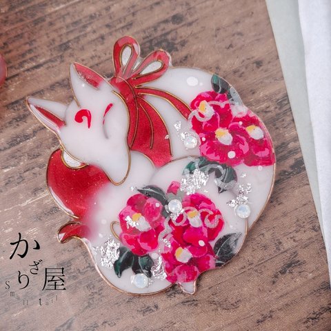 雪と紅椿のお狐様ブローチ（brooch of fox〜Crimson covered in snow〜 ）