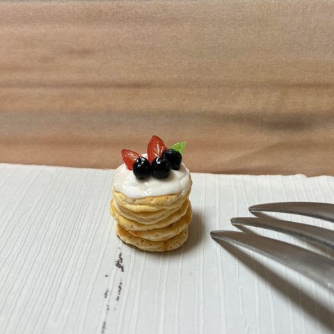 ミニチュアパンケーキ　生クリーム乗せ