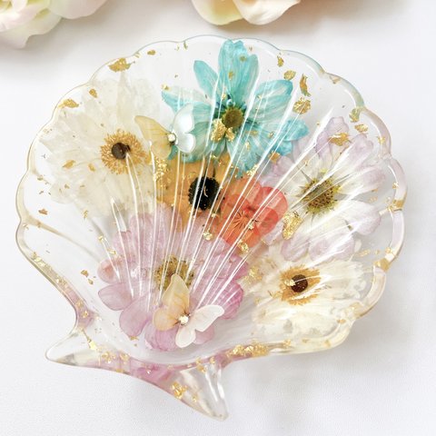 お花と立体蝶々のカラフルカラー🌼.*貝殻型小皿