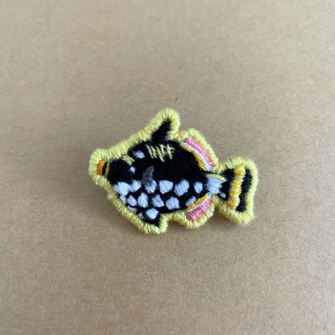 モンガラカワハギ 手刺繍ブローチ