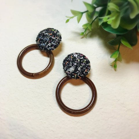 ツイードボタン＆フープのピアス／イヤリング