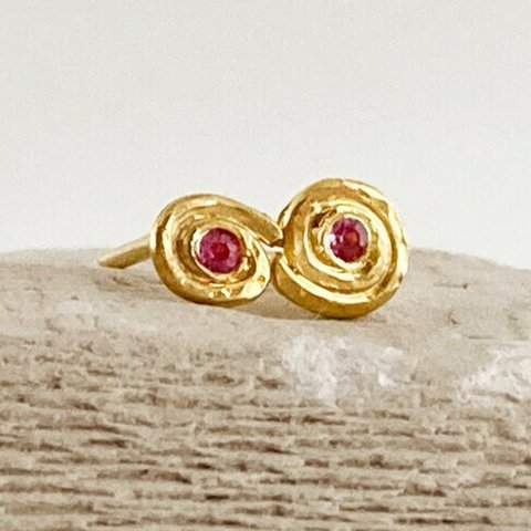 K24 Pink Sapphire Hammered Swirl Stud ◇ピンクサファイア純金渦巻きピアス 片耳分～