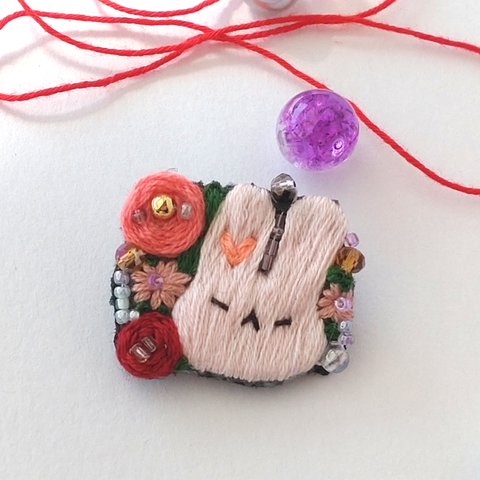 うさぎのフラワーボックス🐰* ⚘うさぎと薔薇とデージーの刺繍ブローチ