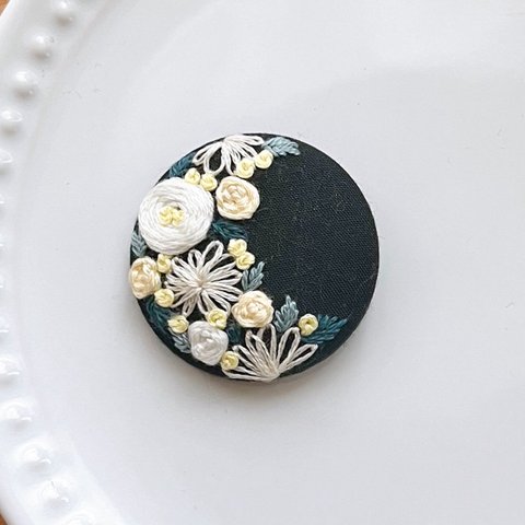 刺繍くるみボタン（ヘアゴム/ブローチ）