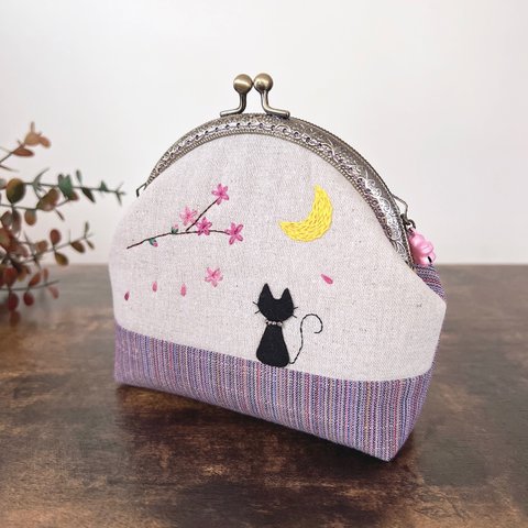 ＊会津木綿＊猫と月と桜の刺繍　がま口お化粧ポーチ（やたら紫ベージュ）