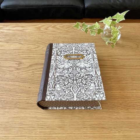  “Rosemary Book”  本みたいなボックス　Book型ボックス　BEST OF MORRIS  ブラザーラビット（ベージュ）