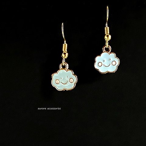 cloud pierced earrings　水色の雲　かわいい　小ぶり　小さめ　笑顔　シンプル　揺れる　水色　ブルー