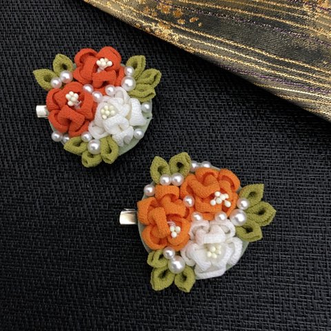 つまみ細工 小花のミニブローチ【オレンジ】