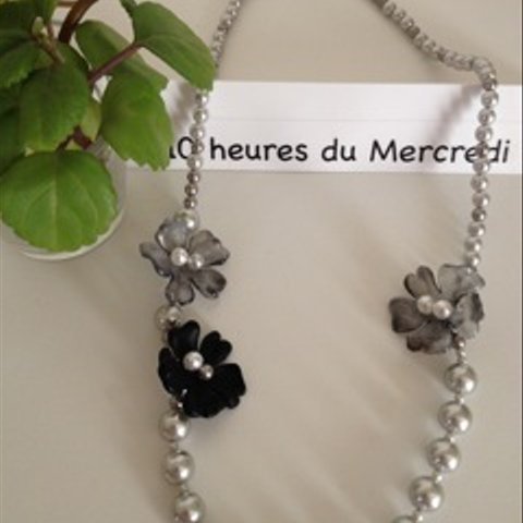 le collier de fleures et perles gris