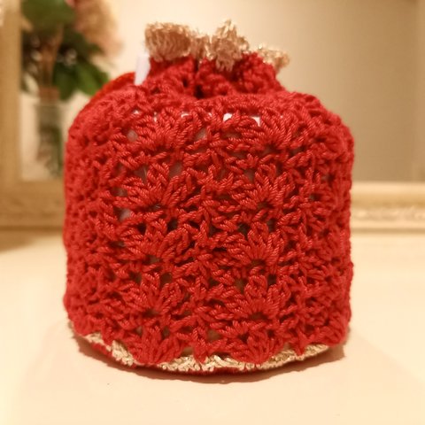 選べるお花缶バッジ付き　手編みレース　巾着　赤×ゴールドラメ　