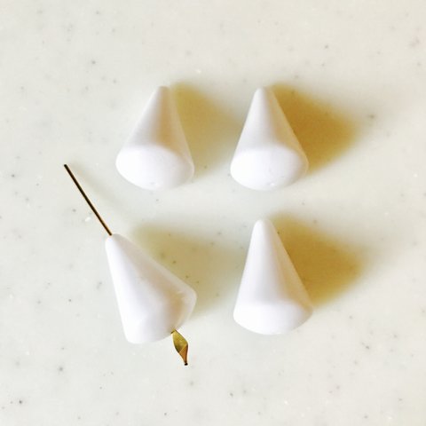 Vintage White Triangle Bell Drop Beads 《5679》