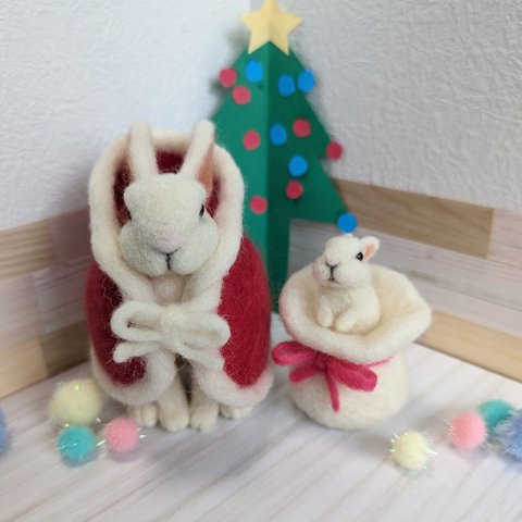 クリスマス サンタコーデのうさぎとプレゼント袋からひょっこり子うさぎ