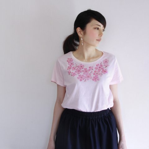 レディース コサージュ桜の花柄Tシャツ、ネックレスみたいな桜の花の手描きTシャツ。