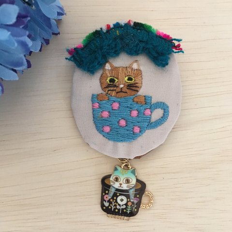 刺繍ブローチ  ティーカップに入った猫