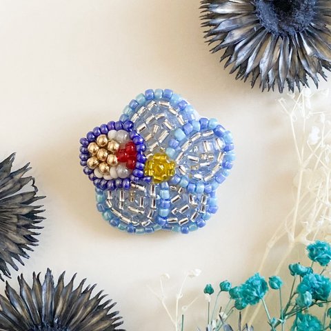 ビーズ刺繍【水色のお花】ビーズブローチ