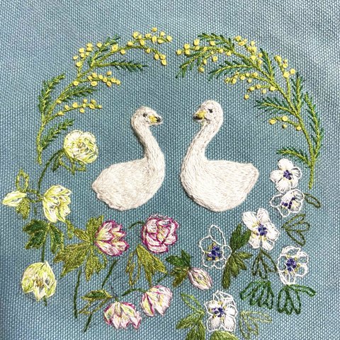 春の花畑と白鳥の刺繍トートバッグ