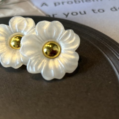 花のボタンピアス(イヤリング)