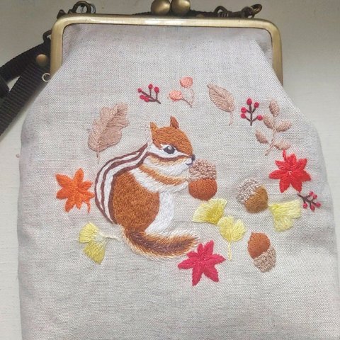 手刺繍がま口ショルダーバッグ「リスとどんぐり~秋の庭~」