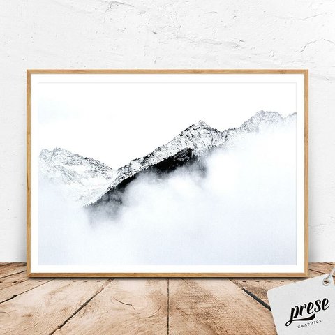霧に浮かぶイタリアの山々