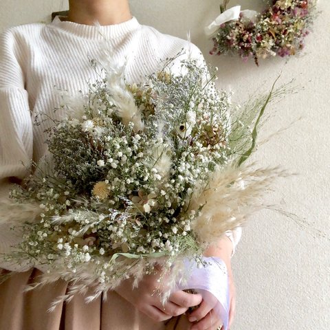 かすみ草とパンパスグラスのクラッチブーケ